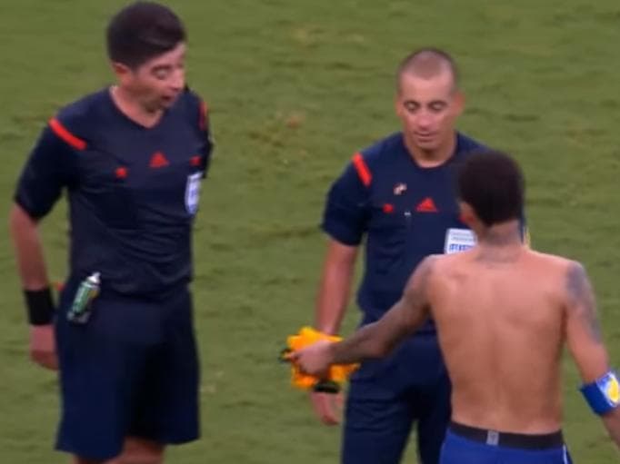 Neymar ofereceu sua camisa ao árbitro colombiano Jose Buitrago, que recusou