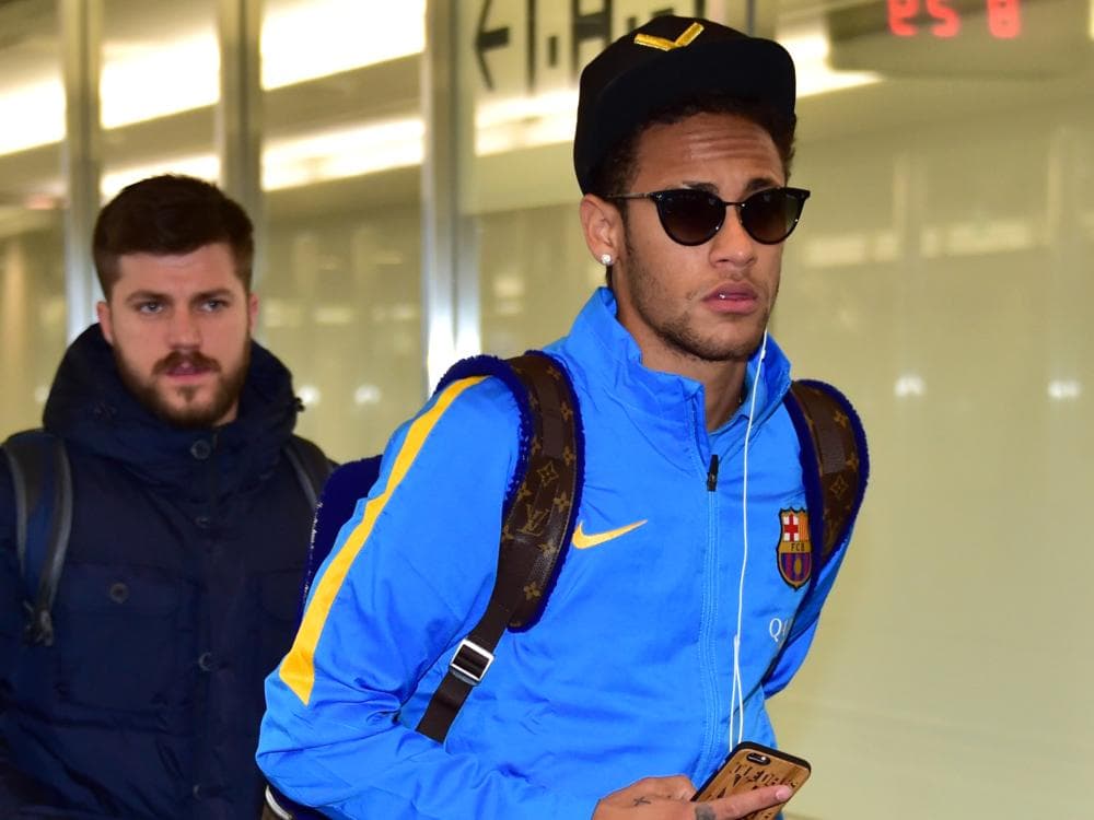 Neymar durante o desembarque do Barcelona no Japão