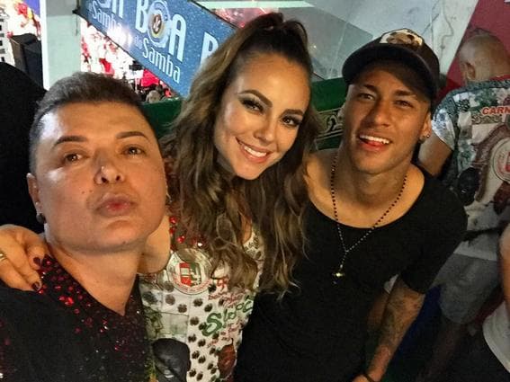 Neymar curte ensaio da Grande Rio ao lado dos amigos David Brazil e Paolla Oliveira