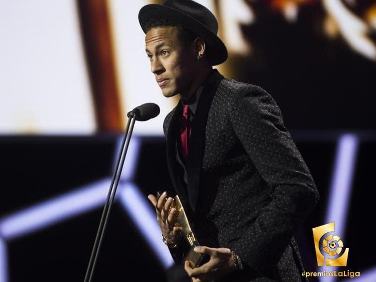 Neymar recebe prêmio de melhor jogador das Américas na liga espanhola de 2014/2015