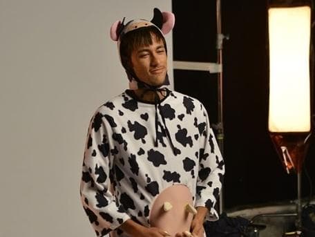 Neymar vestido de vaca em campanha publicitária