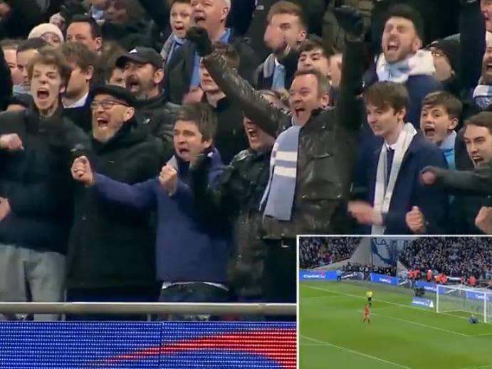 Noel Gallagher comemora o título da Copa da Liga Inglesa em meio a outros torcedores do Manchester City