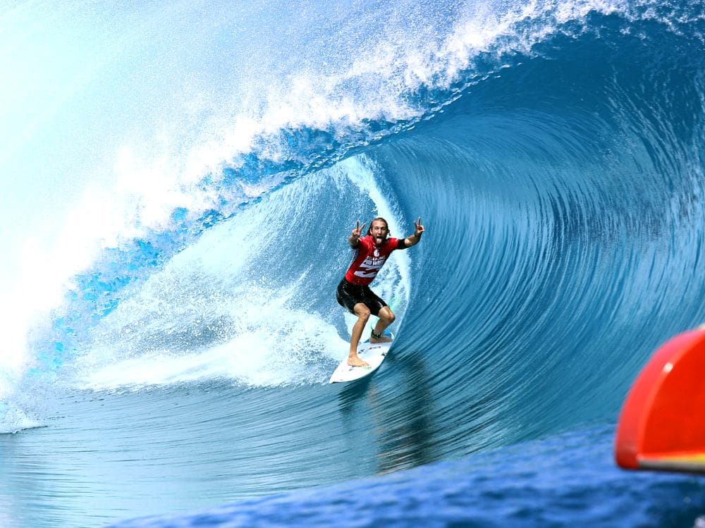Owen Wright celebra suas históricas duas notas 10 nas águas de Fiji