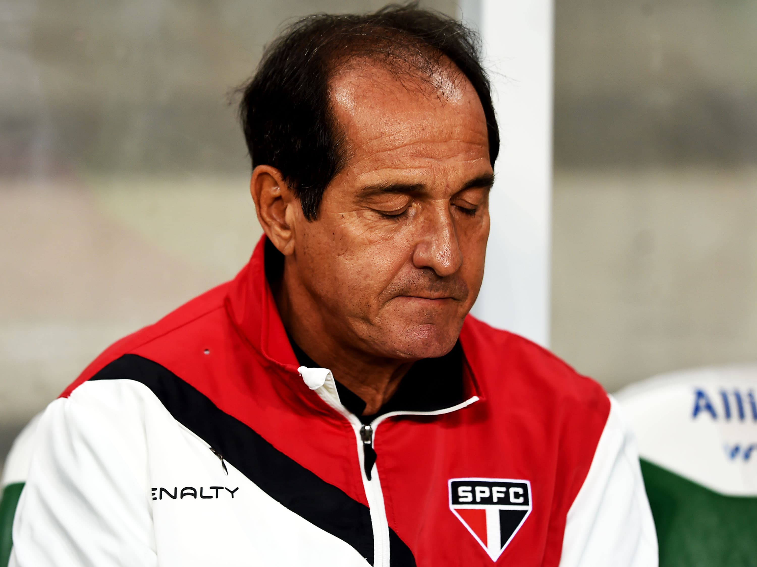 O técnico Muricy Ramalho, do São Paulo, durante a partida contra o Palmeiras, válida pela 12ª rodada do Campeonato Paulista, no Allianz Parque, na zona oeste da capital paulista, nesta quarta-feira (25)