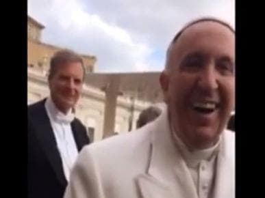 Papa Francisco sorri para o compatriota, torcedor do Boca Juniors, durante conversa sobre futebol na Praça de São Pedro