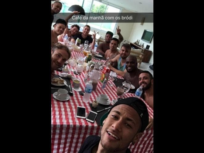 Neymar posa com os amigos tomando café da manhã em sua casa no Guarujá (SP)