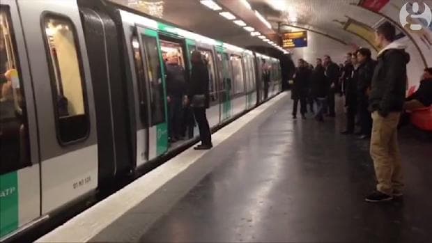 Homem negro é impedido de entrar em vagão do metrô por torcedores do Chelsea