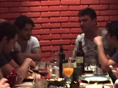 Giuliano Bertolucci, Alexandre Pato, Andrés Sanchez e Kia Joorabchian, flagrados em pizzaria em São Paulo