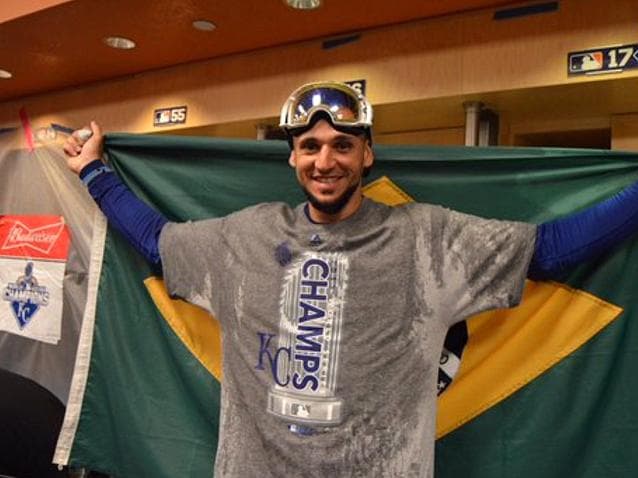Paulo Orlando celebrou o título e seu aniversário de 30 anos com a bandeira do Brasil