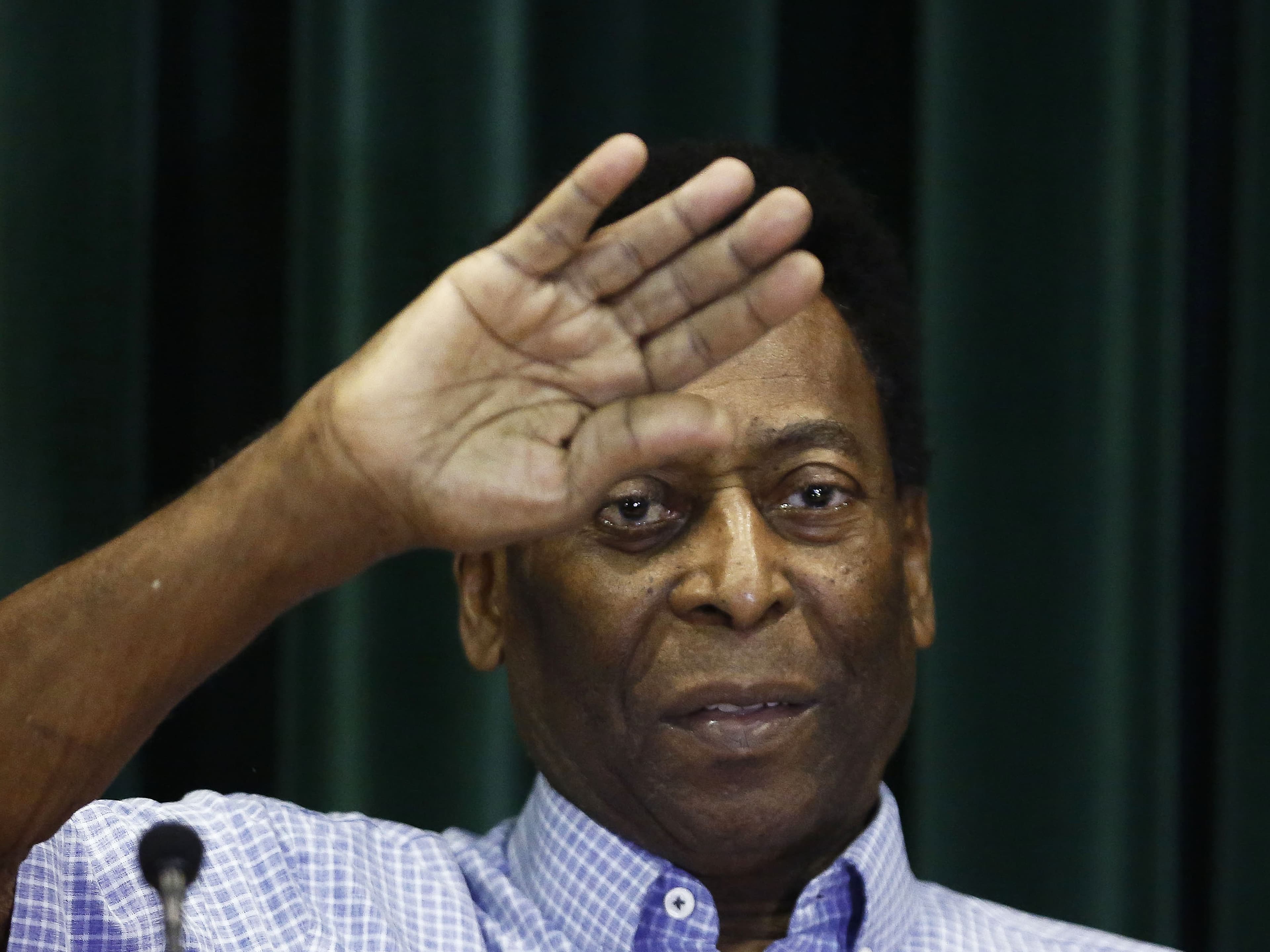 O ex-jogador Pelé, de 74 anos, concede entrevista coletiva após receber alta do Hospital Albert Einstein, na Zona Sul de São Paulo, SP, nesta terça-feira (9)