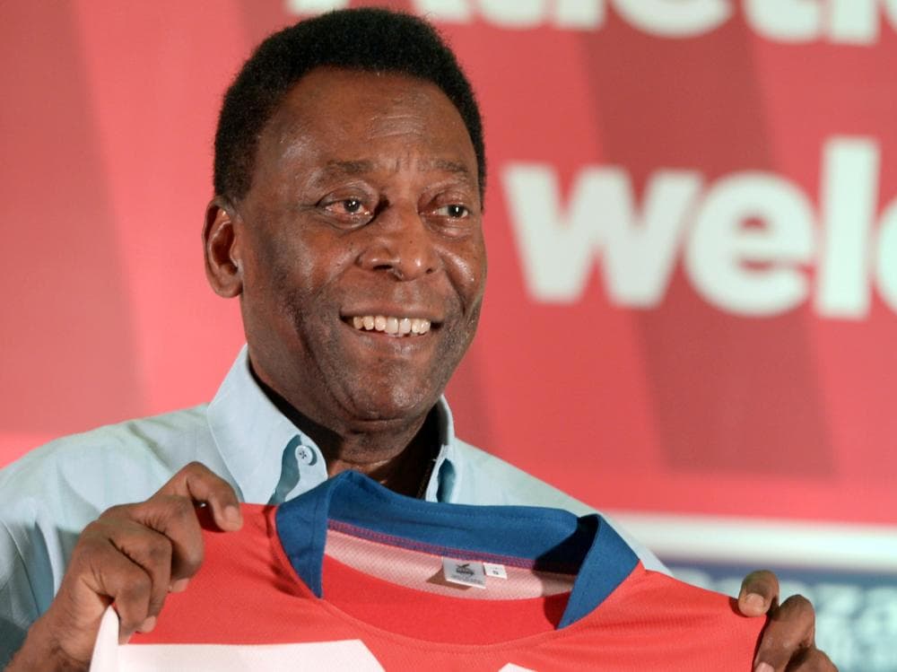 Pelé segura a camisa do Atlético de Calcutá, durante evento na Índia