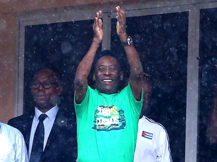 Pelé acena para os fãs nas arquibancadas do estádio Pedro Marrero, em Havana, Cuba