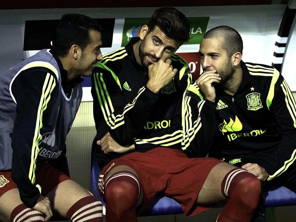 Piqué (centro), conversa com seus colegas de Barcelona Pedro e Jordi Alba, antes de entrar em campo e ser vaiado pela torcida espanhola