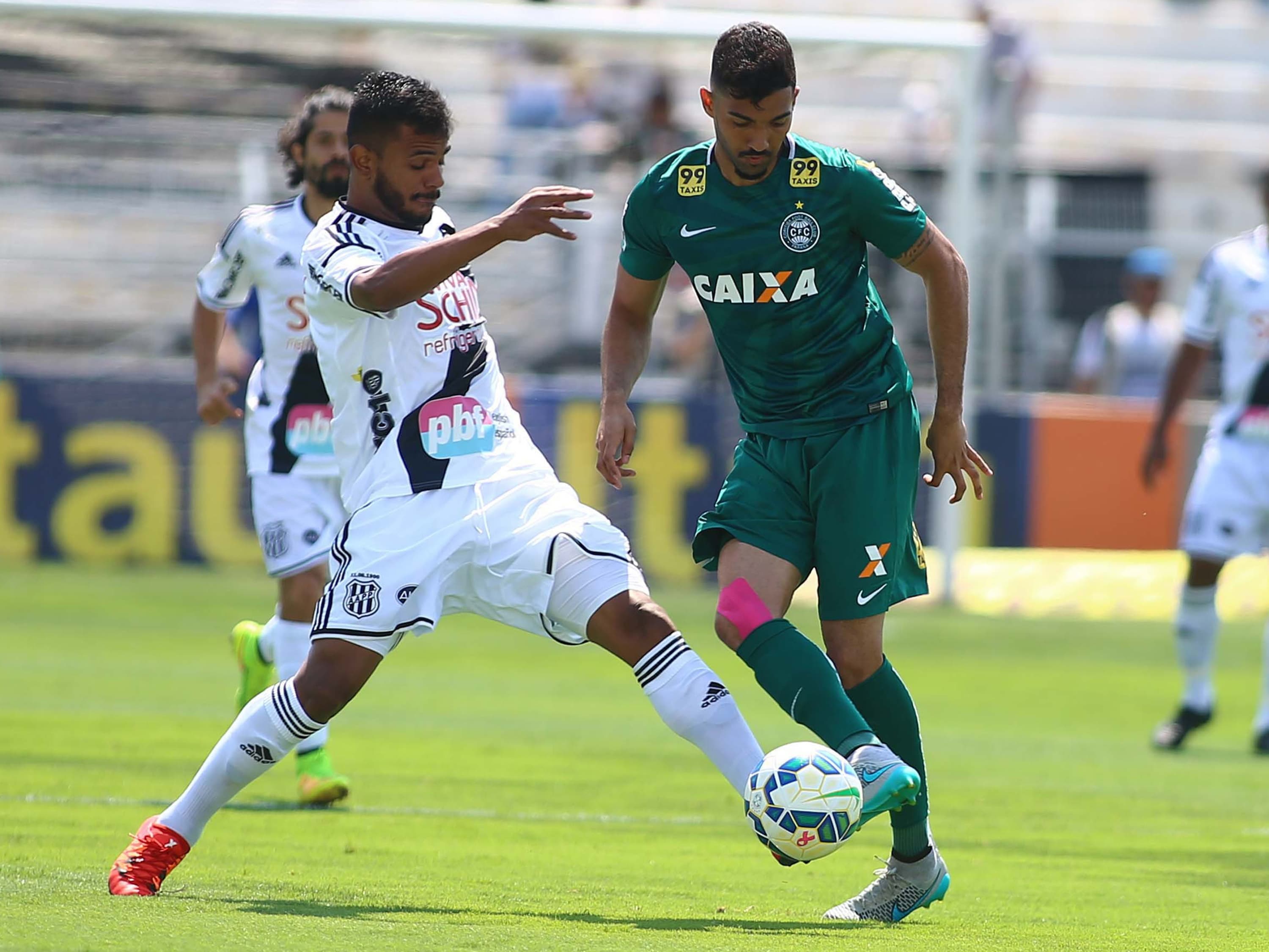 Alan Santos do Coritiba e Elton da Ponte Preta, durante partida entre Ponte Preta x Coritiba válida pela Série A do Campeonato Brasileiro 2015