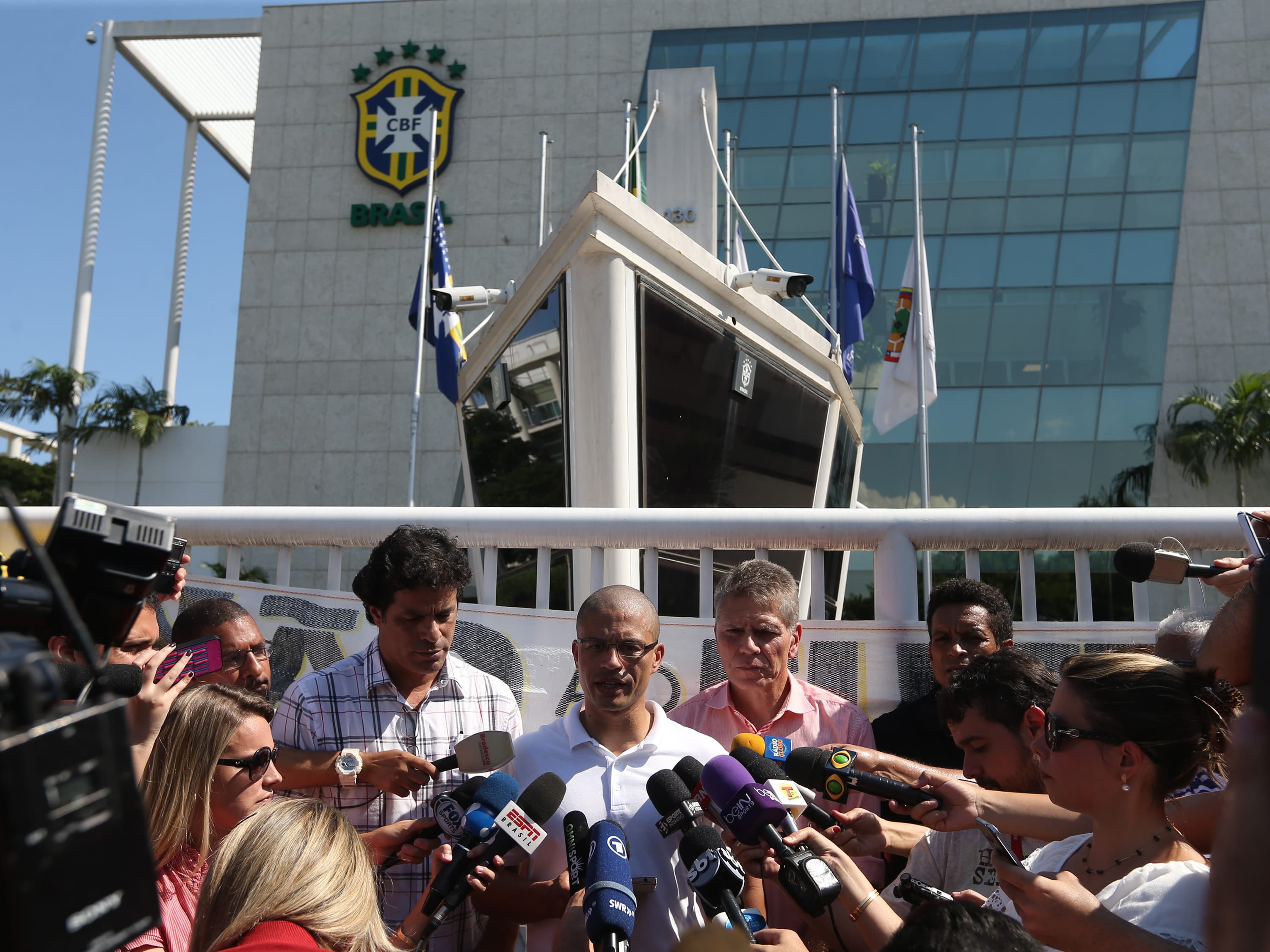 Ex-jogadores leem manifesto durante ato #OcupaCBF, convocado por jogadores, ex-jogadores, técnicos e artistas, que pede mais transparência no comando do futebol brasileiro, em ato na frente da sede da entidade, na Barra da Tijuca, no Rio de Janeiro - 15/12/2015