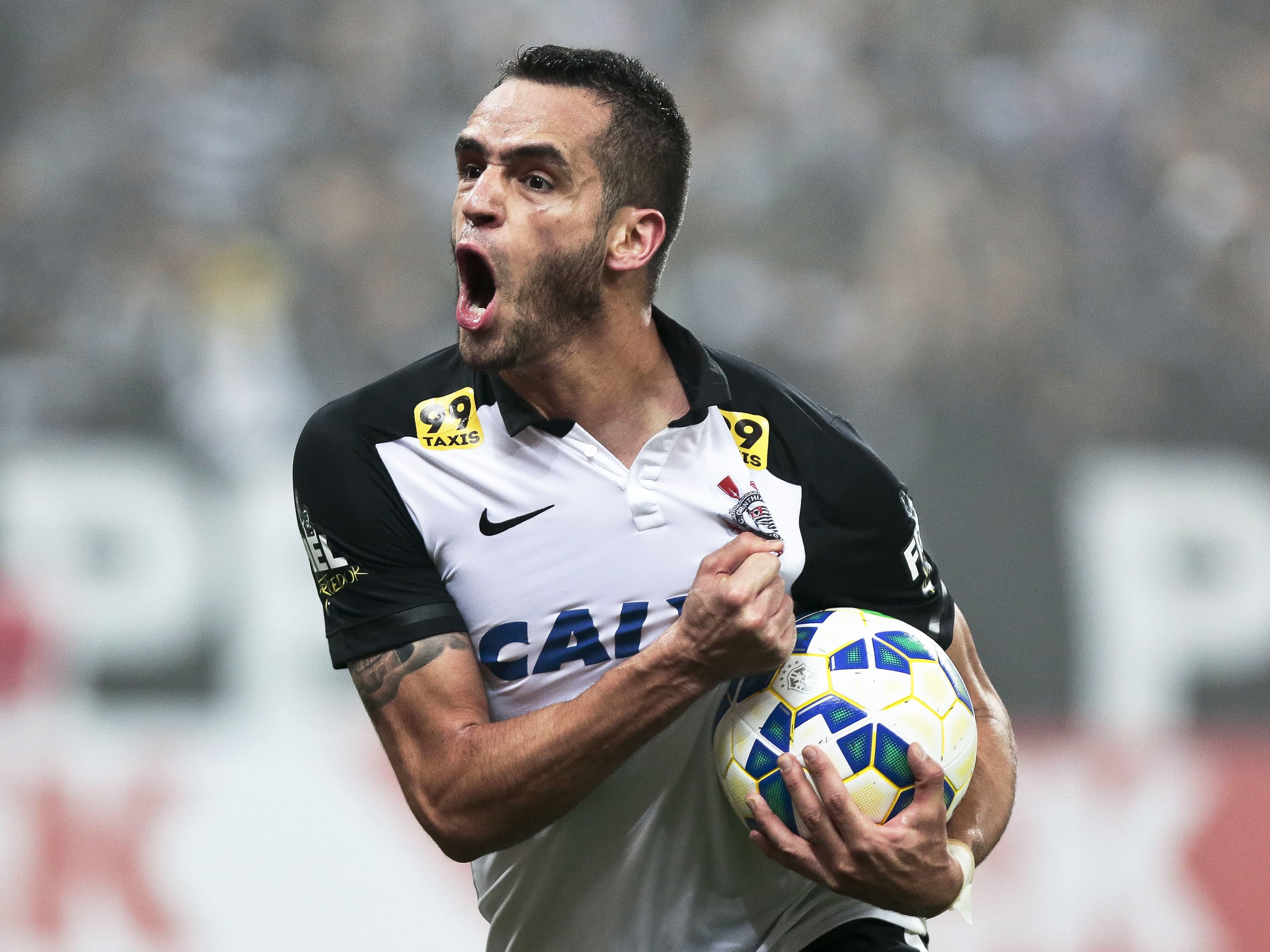 Renato Augusto comemora gol durante partida entre Corinthians e Grêmio