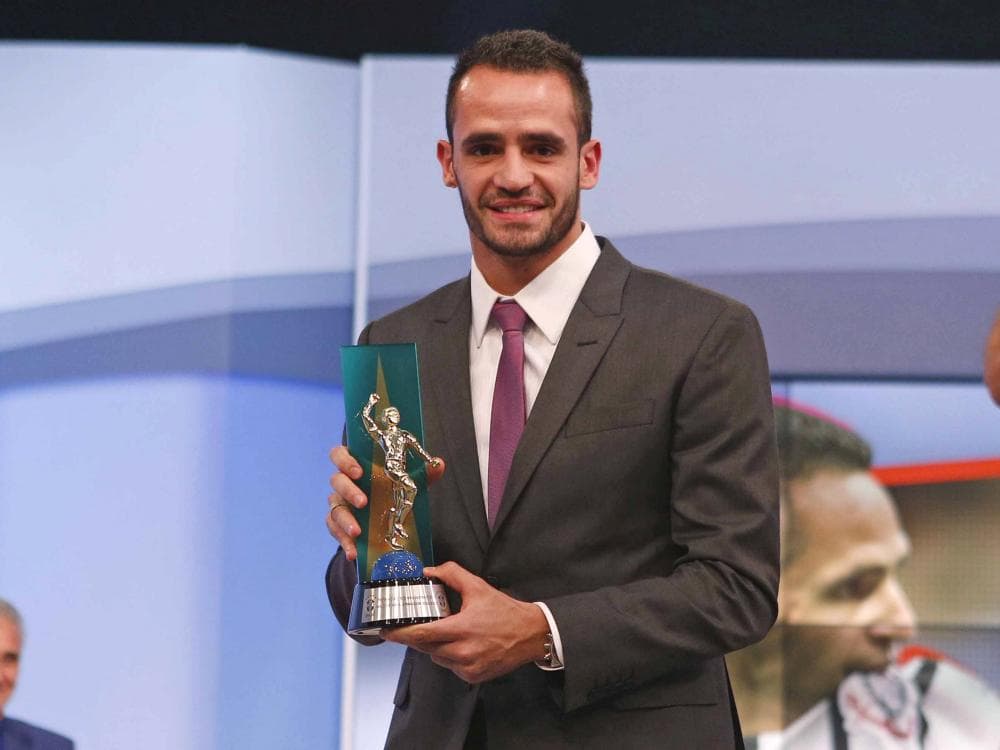 Renato Augusto recebe o prêmio Craque do Brasileirão de 2015