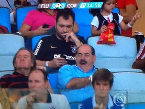 Nem Rivellino, o homenageado do dia no Maracanã, conseguiu assistir empolgado ao jogo entre Fluminense e Corinthians