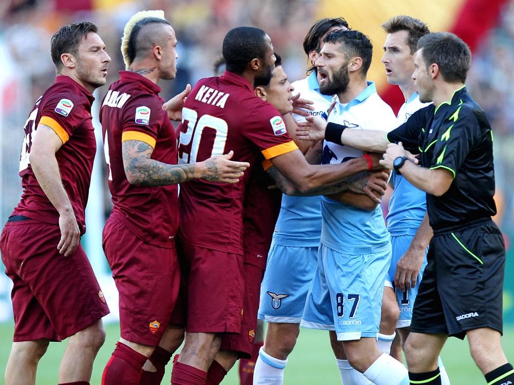 Jogadores de Roma e Lazio discutem durante clássico da capital italiana