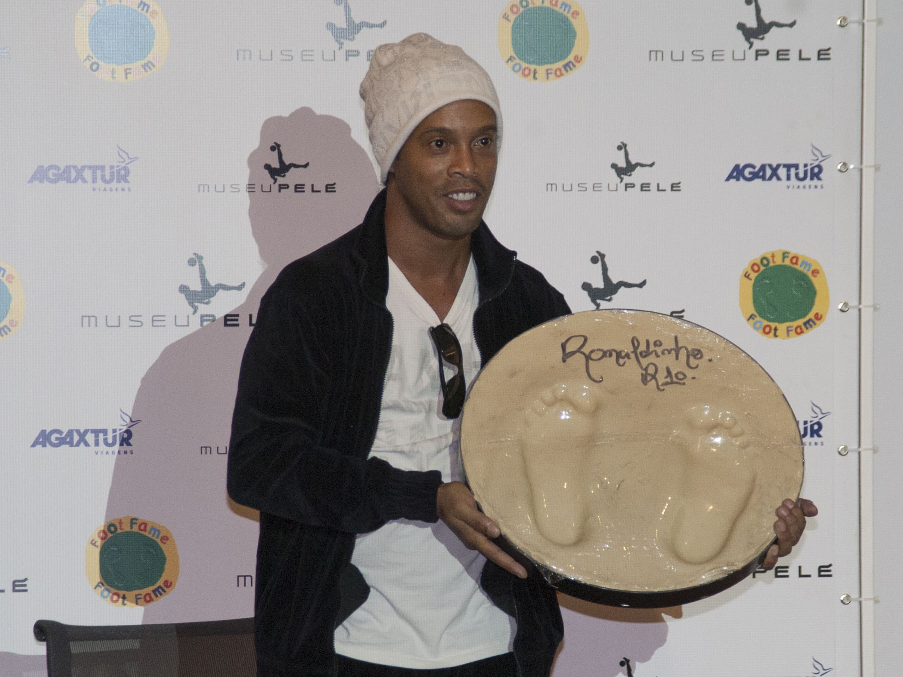 Ronaldinho Gaúcho é homenageado pelo projeto Foot Fame, no museu Pelé, em Santos