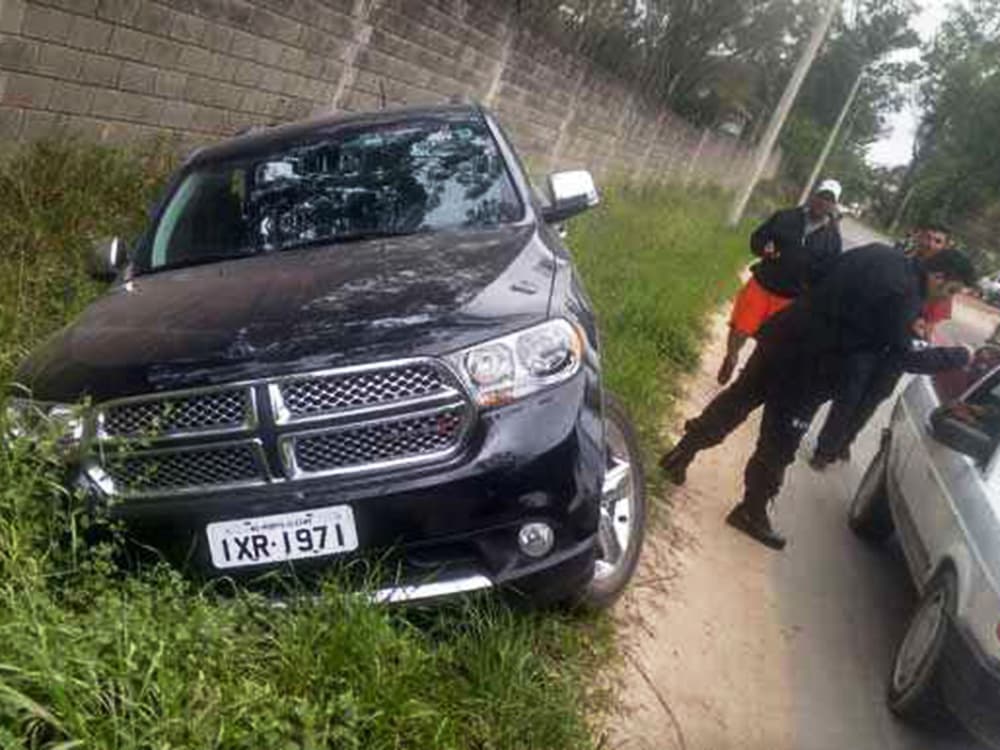 A caminhonete em que Ronaldinho estava saiu da estrada e caiu numa vala