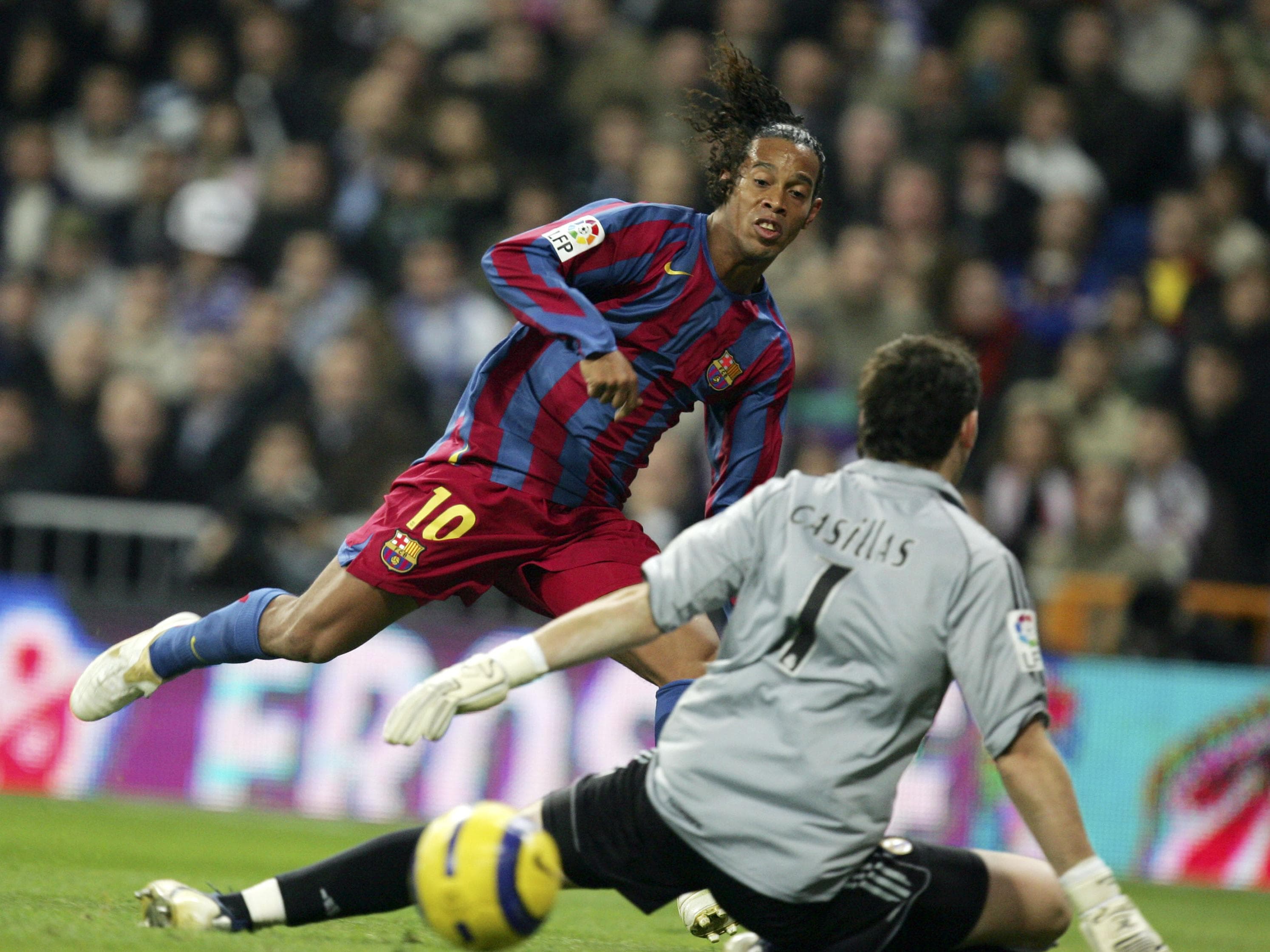 Ronaldinho Gaúcho desloca Casillas e marca seu segundo gol no histórico clássico de 2005