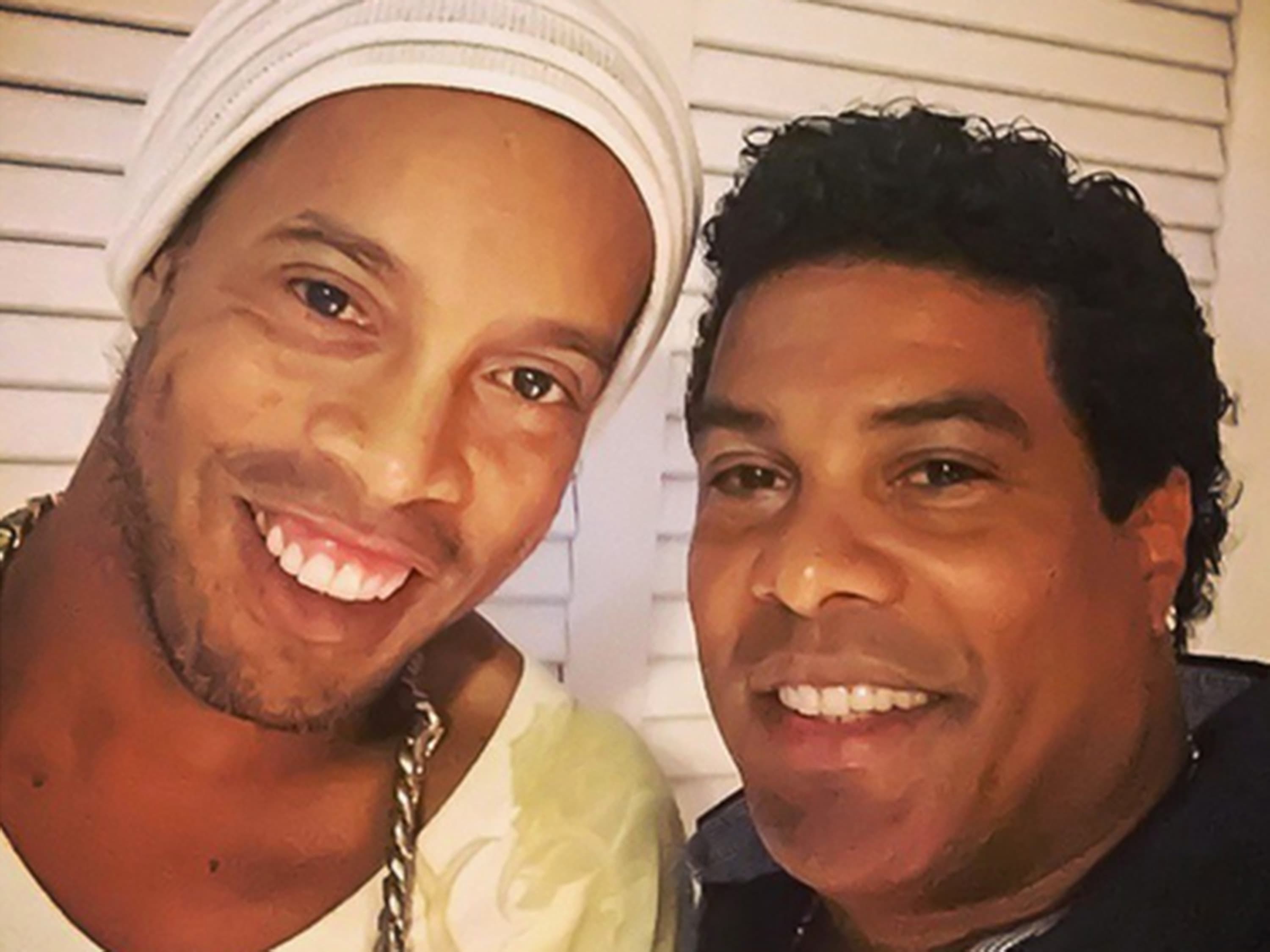 Ronaldinho Gaúcho faz selfie com o irmão, Roberto Assis Moreira, em férias no Rio