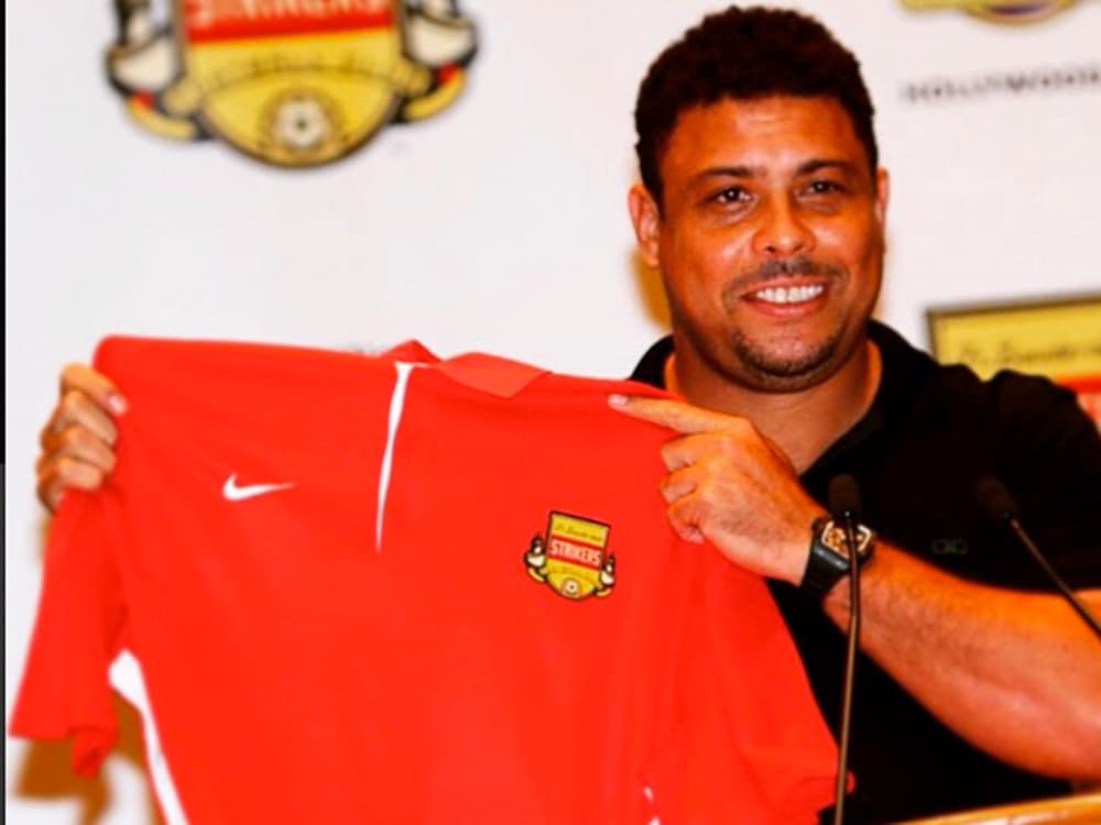 Ronaldo com a camisa do Fort Lauderdale Strikers, time do qual é sócio nos EUA