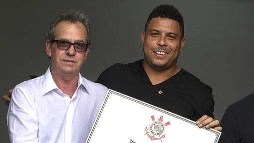 Ronaldo recebe homenagem do doutor Joaquim Grava no CT do Corinthians