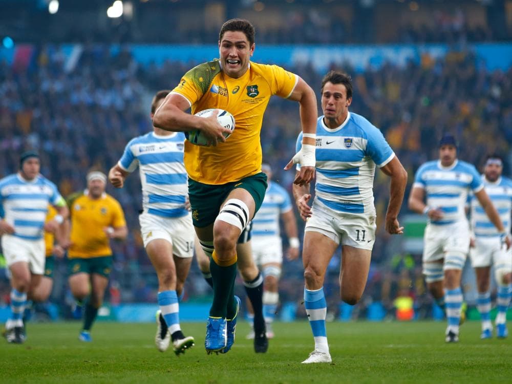 Rob Simmons, da Austrália, corre para anotar try na vitória sobre a Argentina, em Twickenham