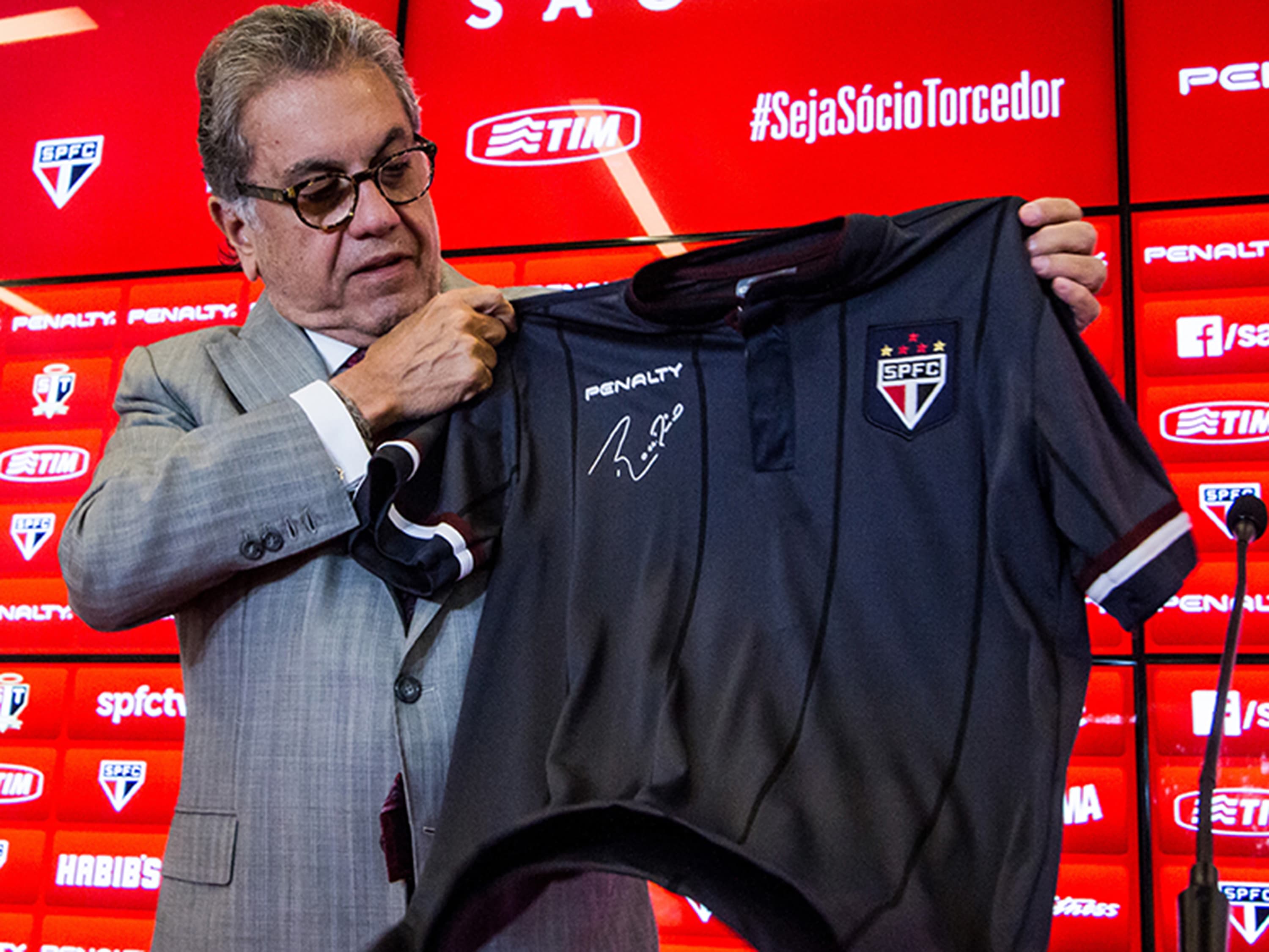 O presidente do São Paulo, Carlos Miguel Aidar, anuncia renovação de contrato com o goleiro Rogério Ceni até junho de 2015
