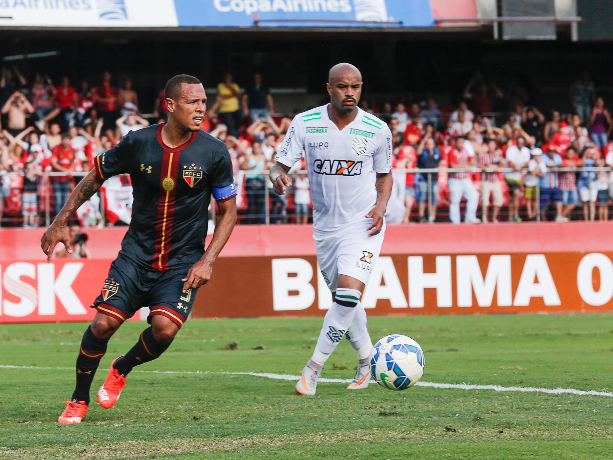 Luis Fabiano, do São Paulo, durante partida contra o Figueirense em jogo válido pela 37ª rodada do Campeonato Brasileiro 2015 no Estádio Cicero Pompeu de Toledo, zona sul de São Paulo