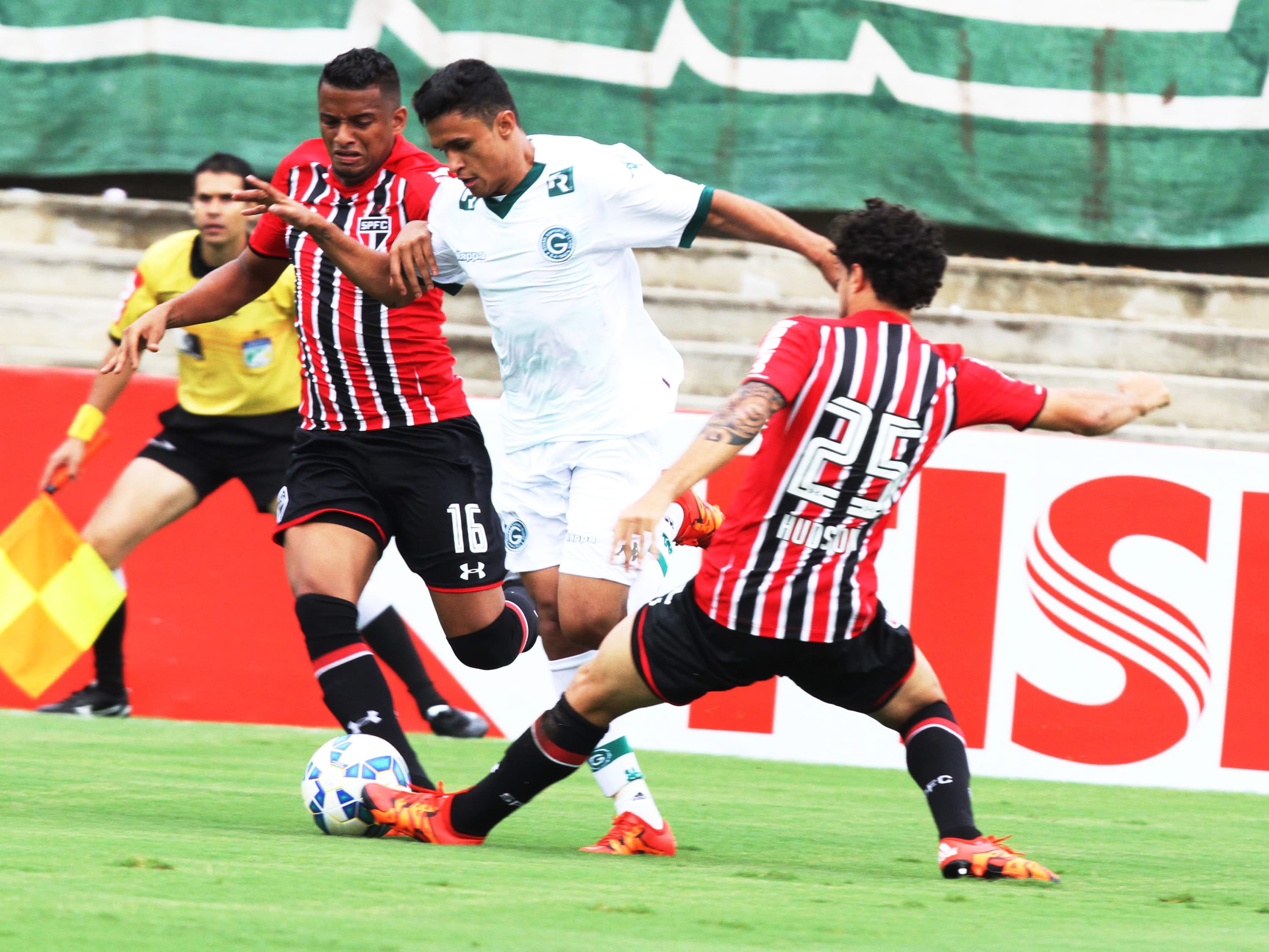 O técnico do São Paulo, Juan Carlos Osorio, durante a partida entre contra o Chapecoense