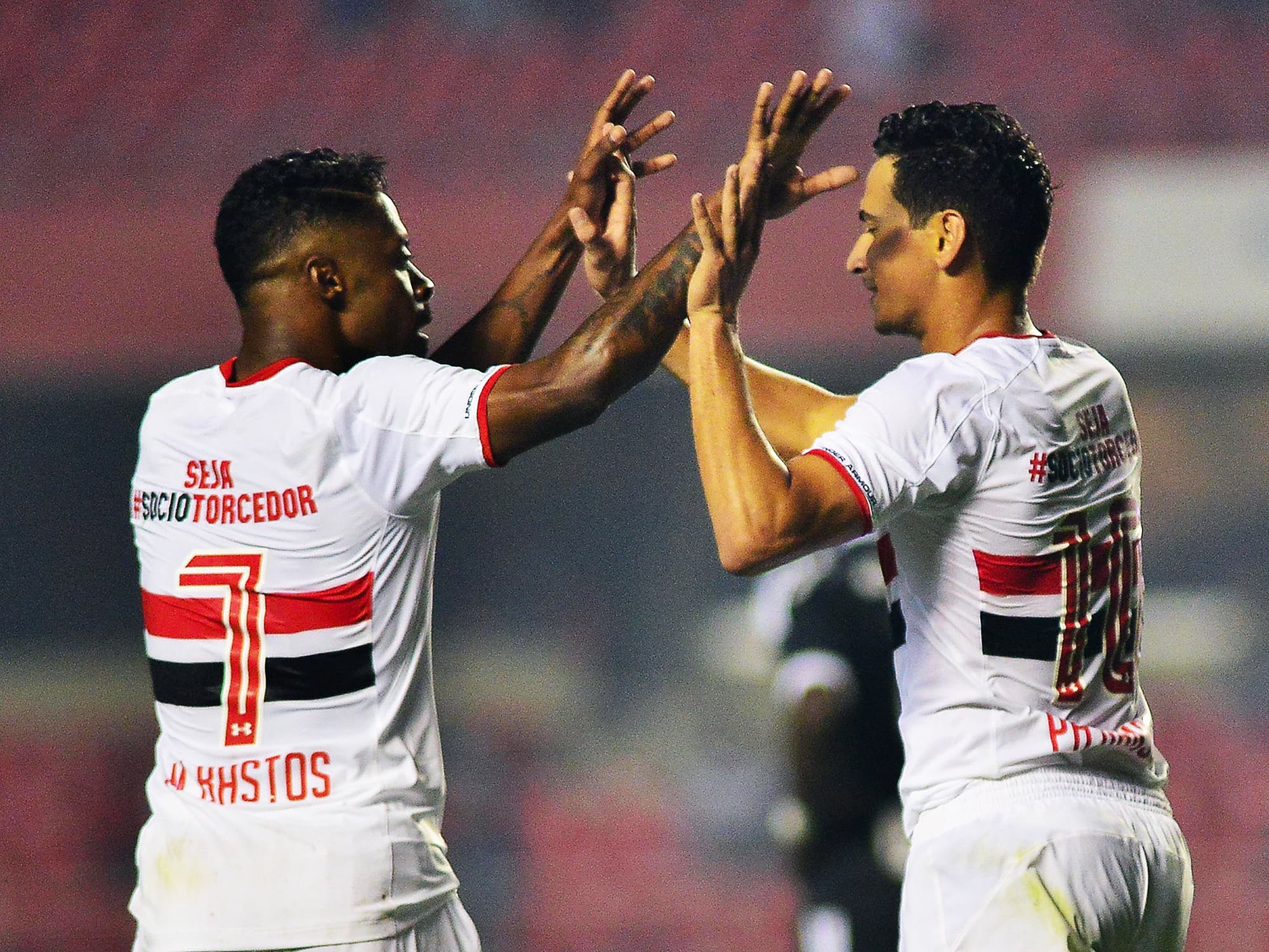 Michel Bastos e Ganso do São Paulo durante partida entre São Paulo e Ponte Preta, jogo válido pela vigésima primeira rodada do Campeonato Brasileiro 2015 realizada no Estádio Cicero Pompeu de Toledo, conhecido como Estádio do Morumbi