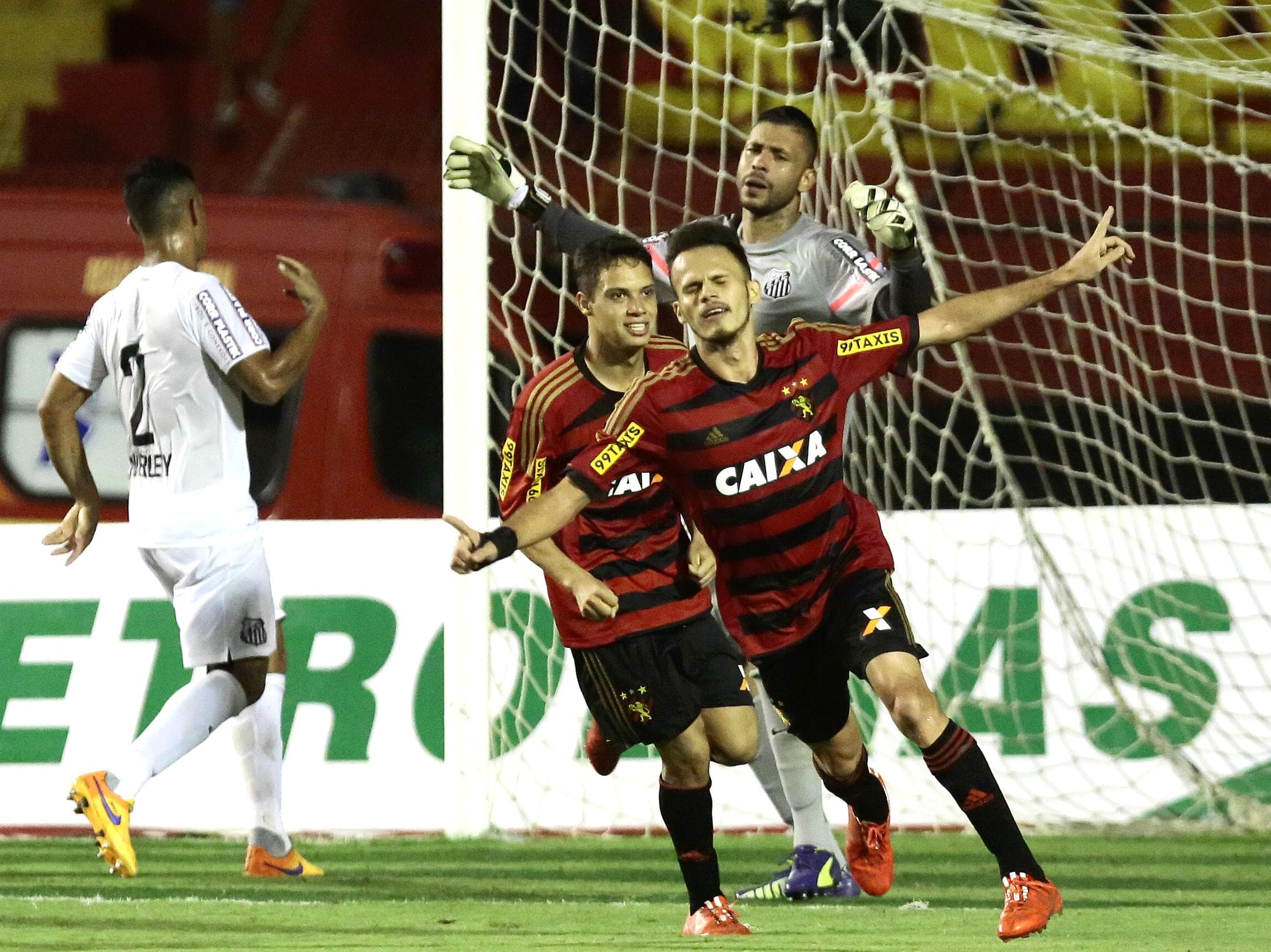 René, do Sport, comemora o gol da vitória sobre o Santos, na Ilha do Retiro