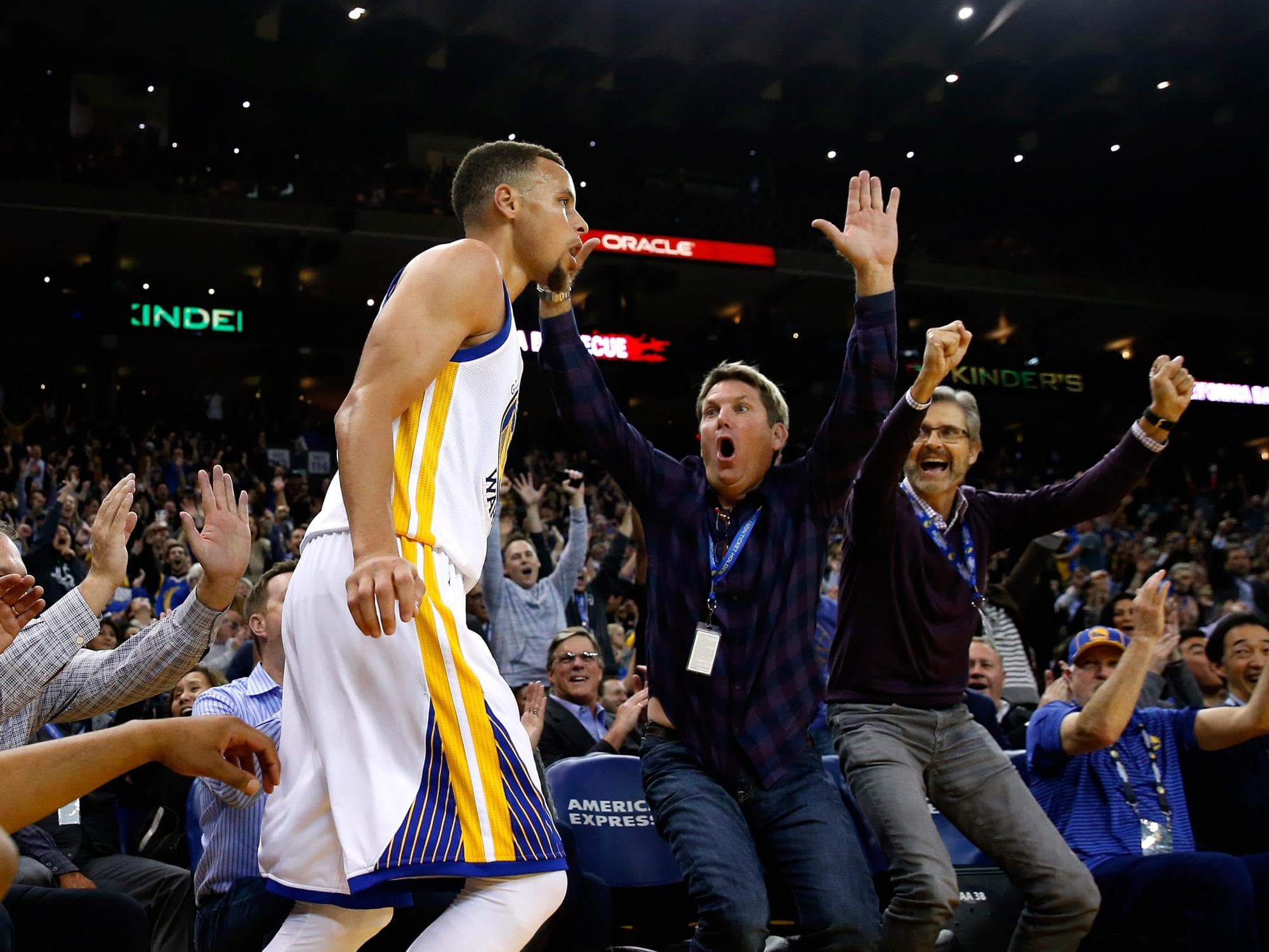 Torcedores do Golden State Warrios vibram com cesta de três de Stephen Curry