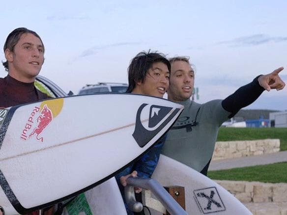 Leo Fioravanti, Kanoa Igarashi e o brasileiro Caio Ibelli observam o tubarão na praia de Margareth River