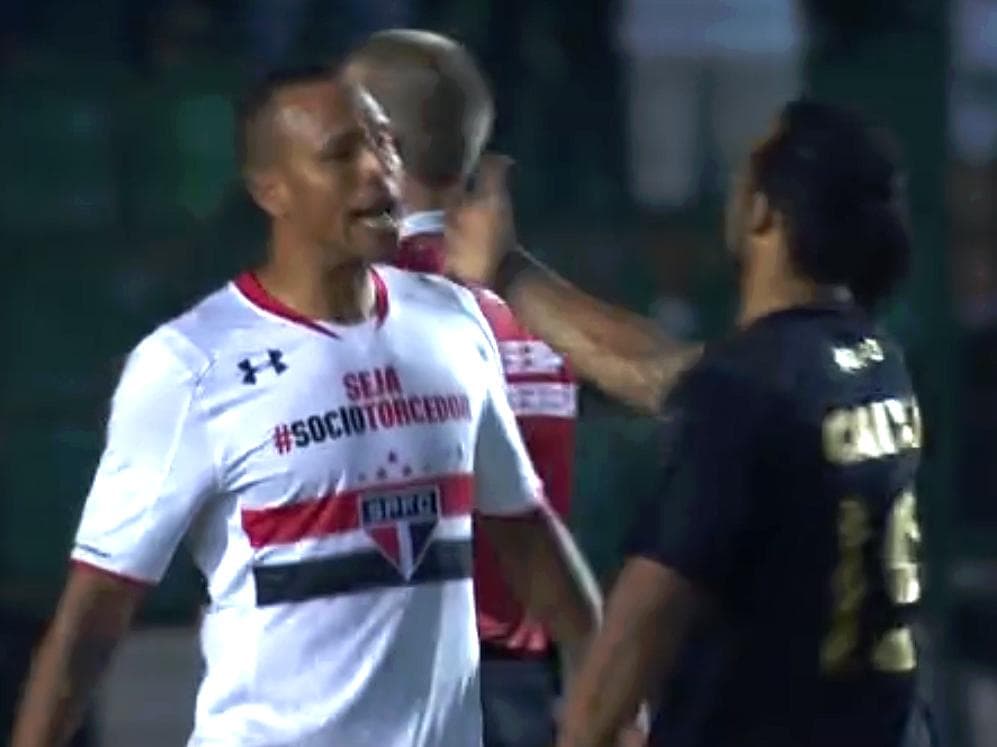 Luis Fabiano e Carlos Alberto tropam tapas em tom de brincadeira no jogo entre São Paulo e Figueirense