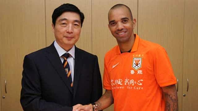 Diego Tardelli é apresentado como reforço do Shandong Luneng, da China