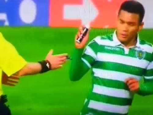 Teo Gutiérrez pegou o spray do árbitro alemão Manuel Grafe e foi punido após comemoração