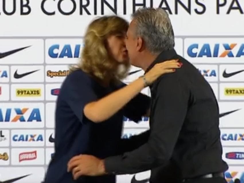 Tite recebe um beijo da esposa Rose após a goleada sobre o São Paulo por 6 a 1