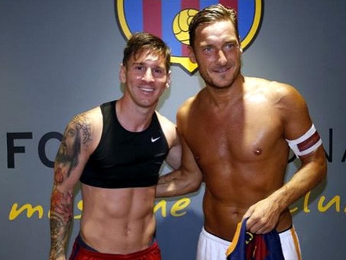 Lionel Messi postou foto do encontro com Francesco Totti. "Um grande, que fenômeno!", escreveu o argentino