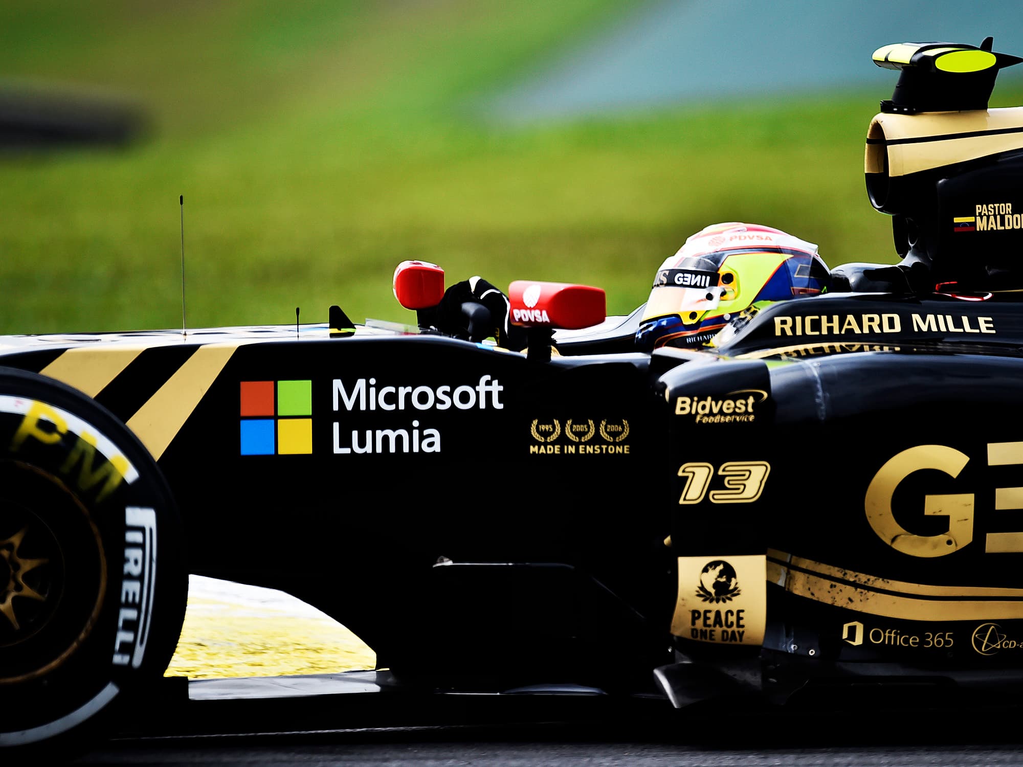 Pastor Maldonado, da Lotus, durante os treinos livres para o GP do Brasil de F-1 em Interlagos