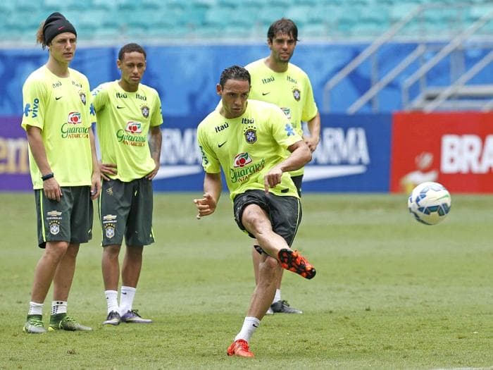 Ricardo Oliveira afia pontaria em treino da seleção na Fonte Nova