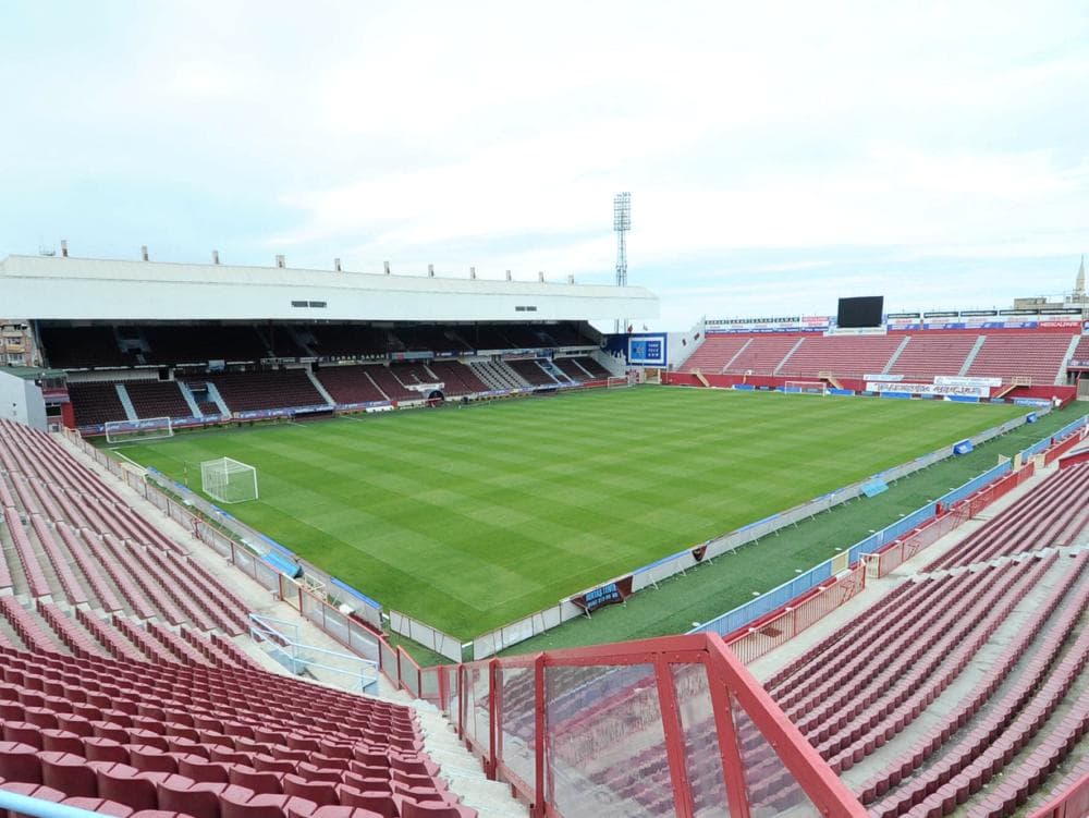 Estádio Avni Aker, a casa do Trabzonspor, onde trio de arbitragem ficou detido por quatro horas