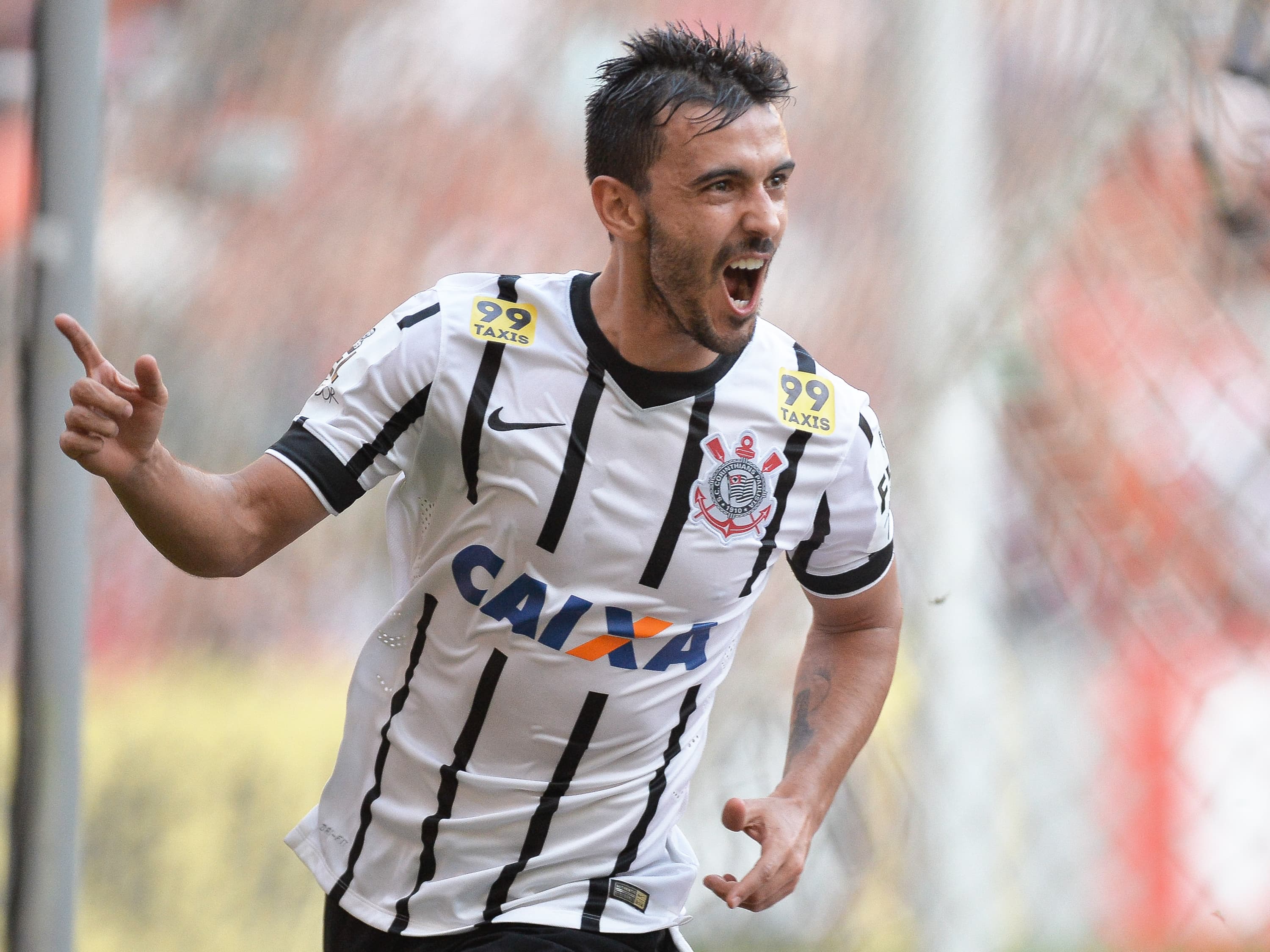 Uendel comemora o segundo gol do Corinthians sobre o Flamengo, no Maracanã