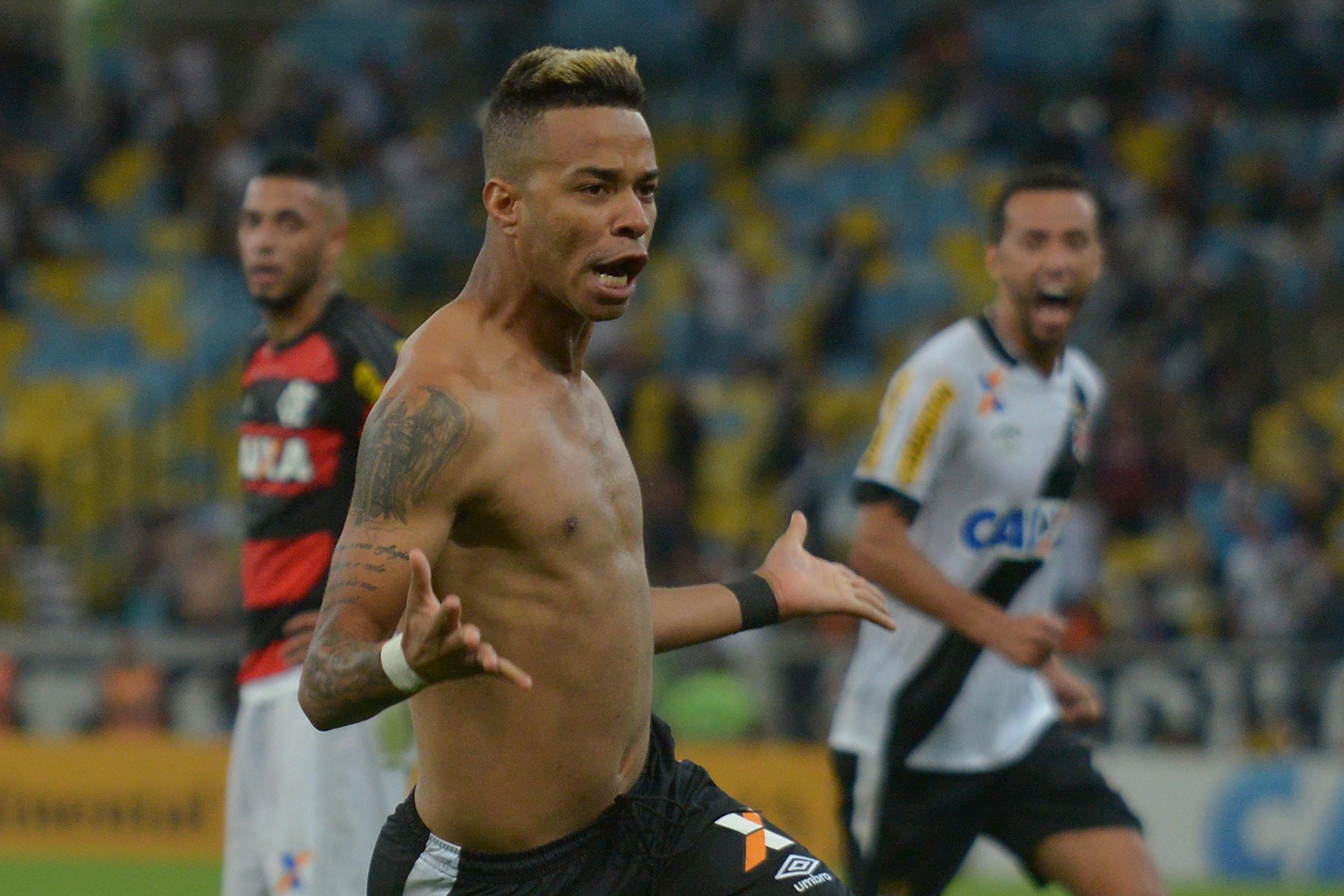 O jogador Rafael Silva do Vasco comemora gol durante partida entre Vasco RJ e Flamengo RJ válida pela Copa do Brasil 2015 no Estádio Maracanã no Rio de Janeiro (RJ), nesta quarta-feira (26)