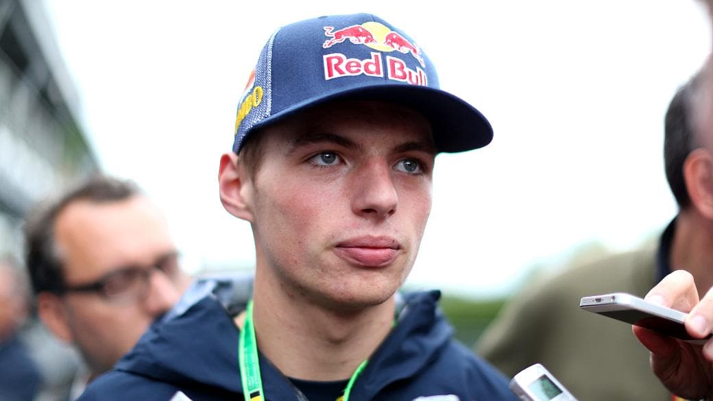 "Nasci para correr", escreveu Max Verstappen ao tirar a carteira de habilitação