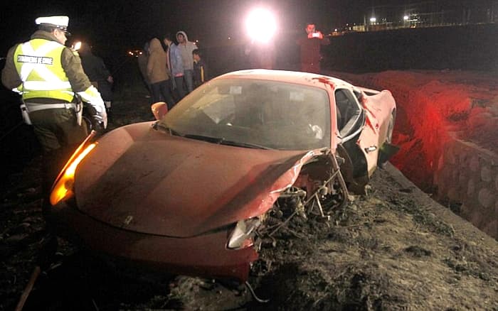 Ferrari de Arturo Vidal ficou parcialmente destruída com a batida