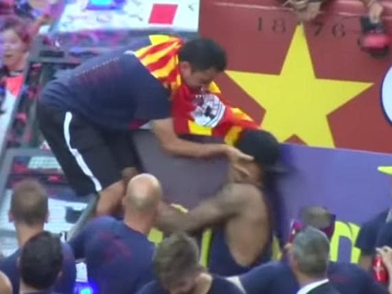 Xavi empurrou o rosto de Neymar quando brasileiro tentava tirar seus calçados na comemoração do Barcelona